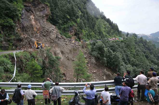 There's a Landslide on Chandigarh - Shimla Highway | Traffic Distrupted
